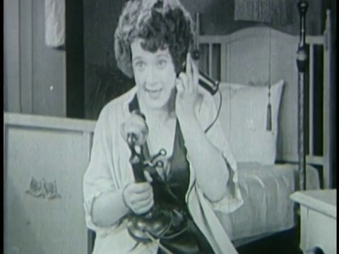 1925年，一个女人在卧室里打电话/拍无声电影视频素材