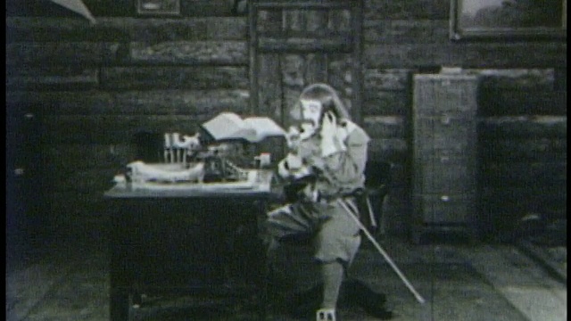1923年一名男子(冷落波拉德)在船舱里打电话视频素材