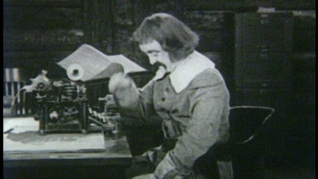1923年，一名留着小侍童发型的男子(冷落波拉德)正在挂电话视频下载