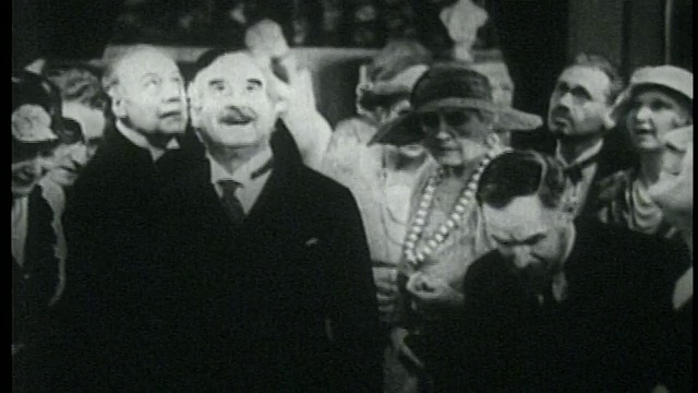 B/W 1933年的一群有教养的男人+女人抬头，指着+大喊视频下载