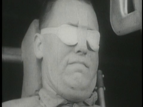 1965年B/W的慢镜头特写，一个面部暴露在极端重力下的男子视频素材