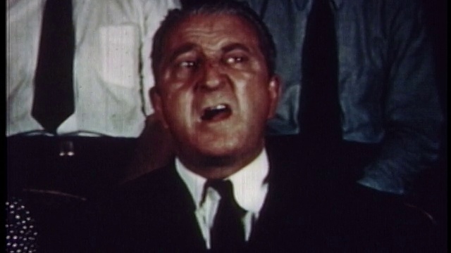 1954年，一名观众在嘴里动着舌头视频素材