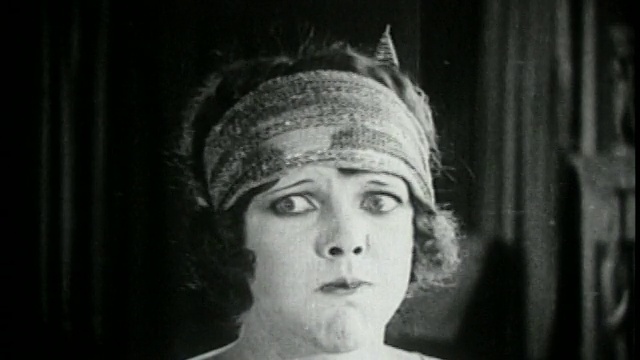 1924年B/W近距离妇女与嘴全造脸视频素材