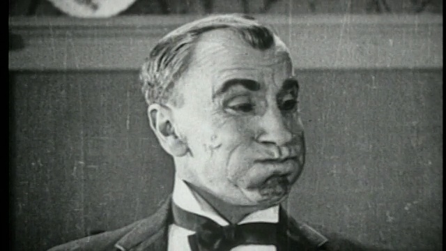 1924年B/W近距离拍摄的男子满嘴做鬼脸+试着微笑视频素材