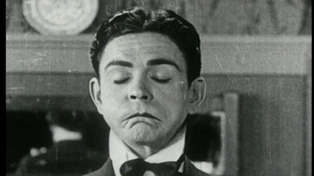 1924年B/W近距离拍摄的男子，满嘴的表情+转向镜头视频素材