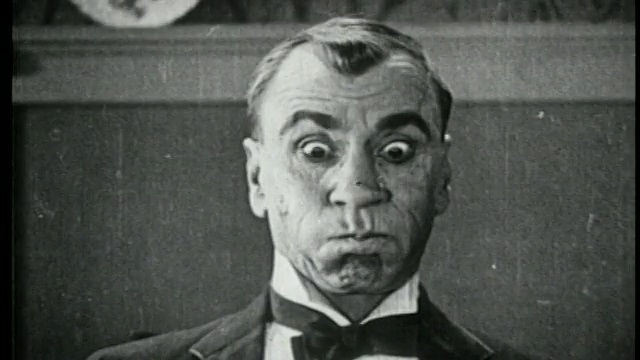 B/W 1924年近距离与脸颊膨胀的人使脸+看屏幕外视频素材