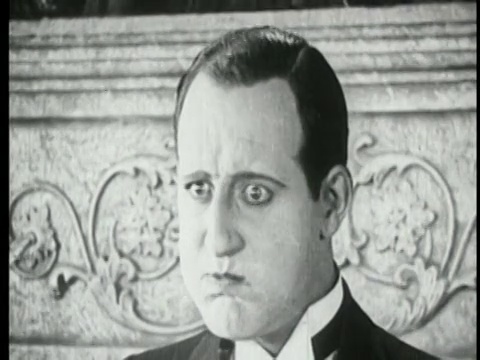 1924年B/W近距离男子与嘴巴满看着某人在屏幕外视频素材