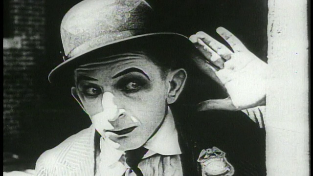 1920年B/W近距离男子在帽子(拉里Semon)看起来离开屏幕+皮瓣的耳朵视频下载