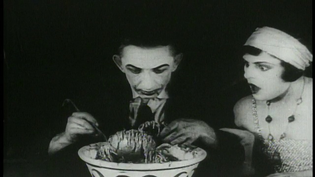 1920年，一个男人(拉里·西蒙)吃意大利面+做鬼脸/在碗里发现靴子视频下载