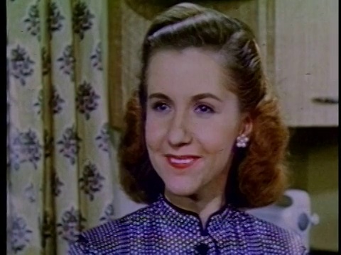 1952年近照年轻女子微笑+在室内交谈视频素材