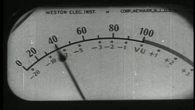 1938年的B/W录音室里，近距离的录音水准计在控制中移动视频下载