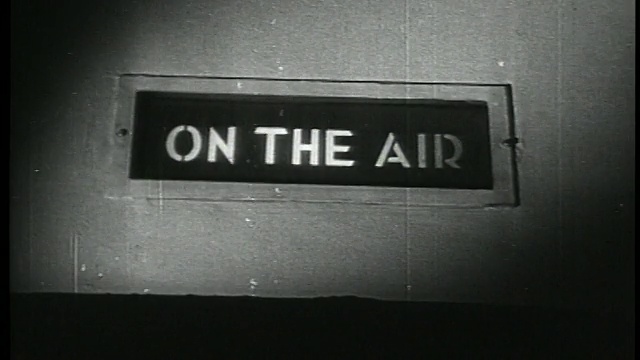 1938年在广播演播室关闭“空中”的标志视频素材