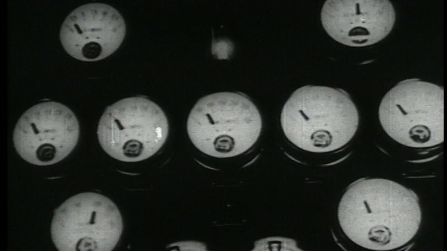 1938年，在电台播音室的控制室里，关闭记录水平的仪表视频素材