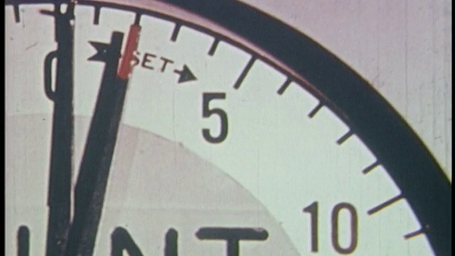 1969年，刻有“倒计时”字样的时钟指针极为接近视频素材