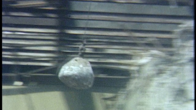 1960年PAN毁灭球击中建筑物视频素材