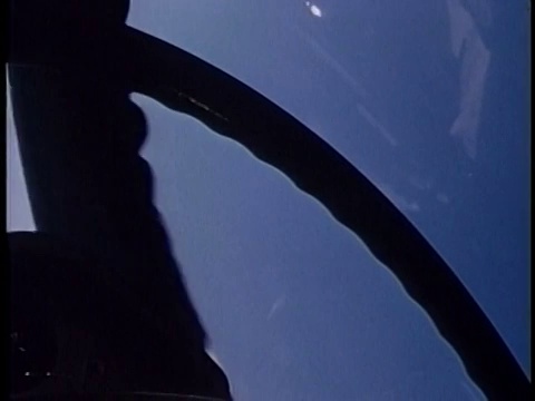 1958低角度近景汽车镜头，前景中男子手洗挡风玻璃/方向盘视频素材