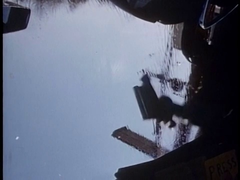 1958低角度近车镜头，男子用橡皮擦手洗挡风玻璃视频素材
