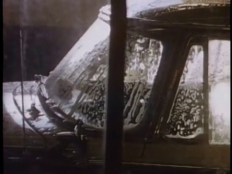1958年，特写PAN肥皂车通过洗车视频素材