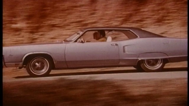 1970年，一对夫妇驾驶水星掠夺者在山坡上行驶视频下载