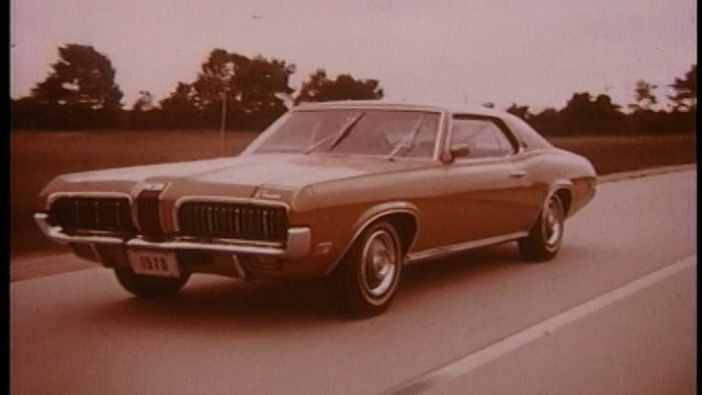 1970年，用雨刷跟踪拍摄了在乡村公路上行驶的水星美洲豹视频素材