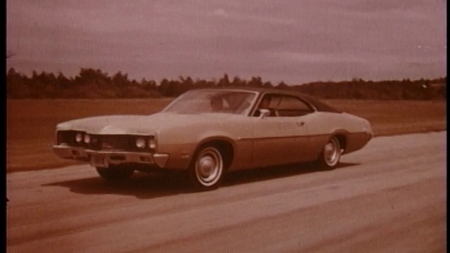 1970年，水星·蒙特哥在乡村公路上行驶视频下载