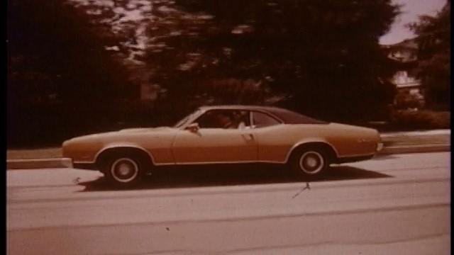 1970年，跟踪拍摄了水星旋风GT在郊区街道行驶视频素材