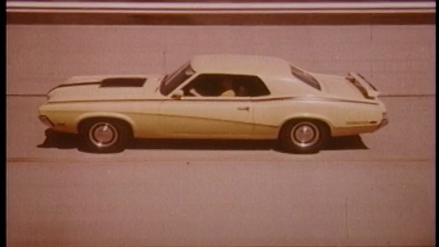 1970年，高角度跟踪在高速公路上拍摄了黄色水星美洲豹消除器视频素材