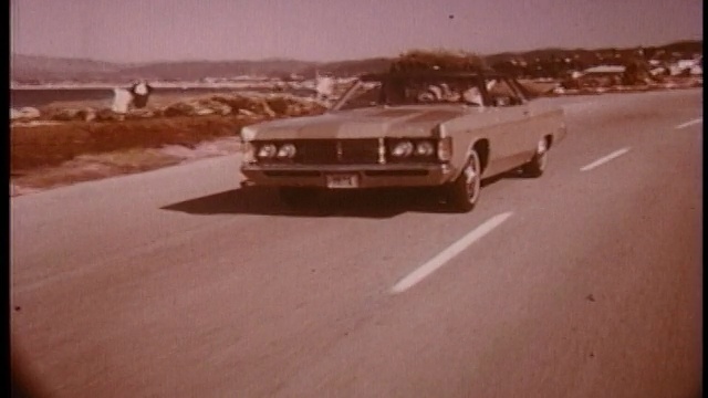 1970年，水星蒙特雷在沿海高速公路上行驶视频下载