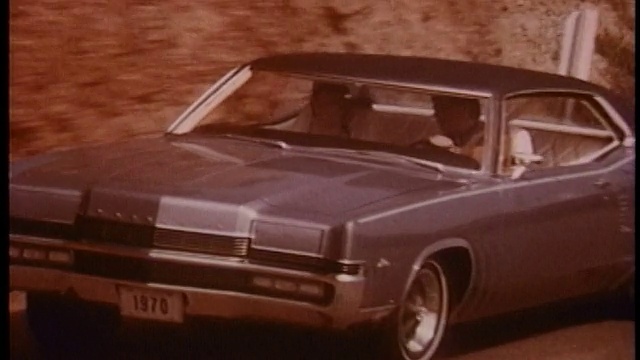 1970年，水星掠夺者在山坡上行驶视频下载