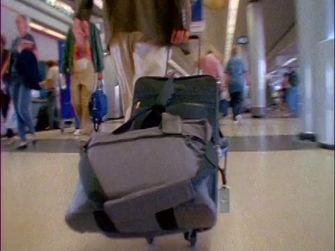 PAN步行的视角通过繁忙的机场/奥黑尔视频素材