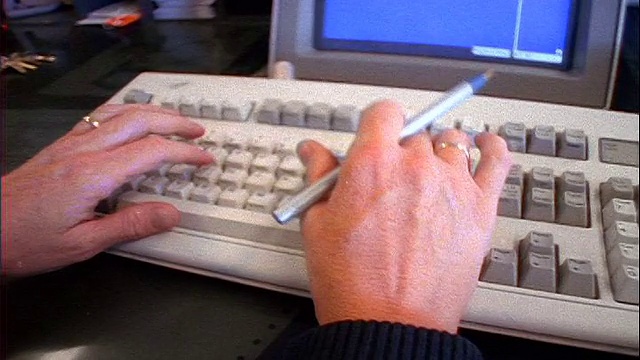 慢动作特写PAN手在航空公司终端键盘上打字/电脑显示器显示数据/ O' Hare视频素材