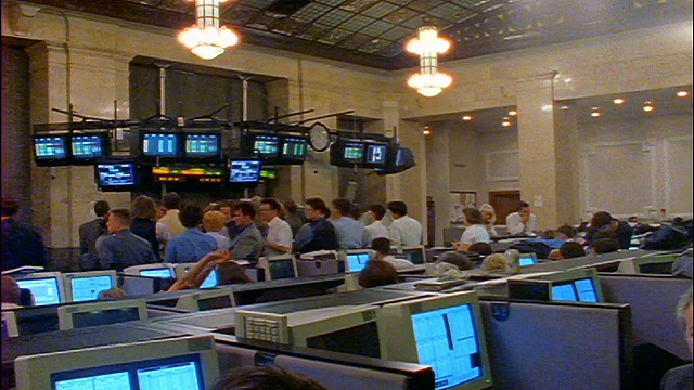 后视图时间流逝交易员在布达佩斯证券交易所/匈牙利视频下载