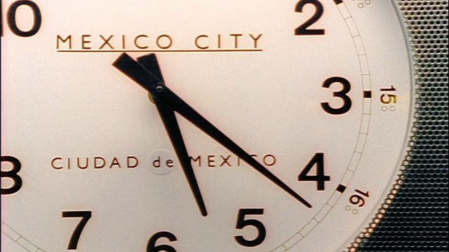 墨西哥城时钟的极近距离指针移动视频素材