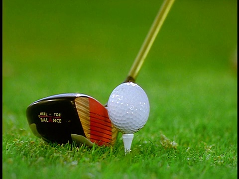 近距离的高尔夫球杆在草地上打球视频下载