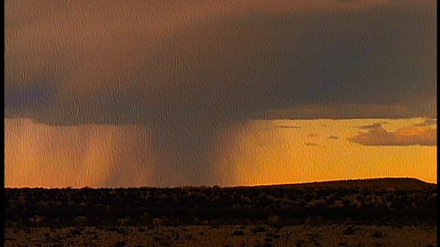 宽镜头时间推移风暴云移动与雨在沙漠平原在日落视频素材