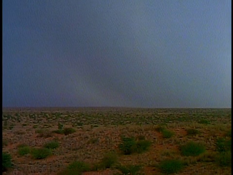 大范围拍摄PAN风暴云+沙漠平原的降雨/结束时的闪电视频素材