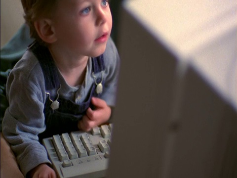 高角度小男孩使用电脑视频下载