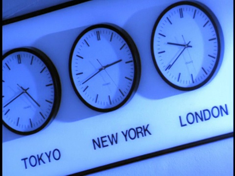 墙上的蓝色斜面挂钟/“东京”、“纽约”和“伦敦”视频下载