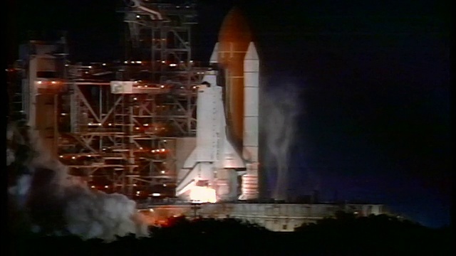 亚特兰蒂斯号航天飞机在晚上从发射台喷出的长镜头烟雾/它开始发射/ STS-79视频下载