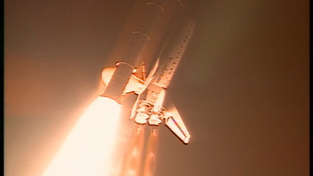 STS-84发射后，亚特兰蒂斯号航天飞机在夜空中升起视频素材