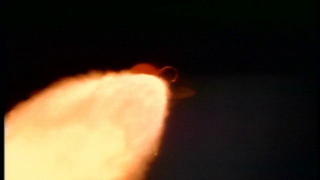 亚特兰蒂斯号航天飞机从STS-84号的相机前飞过时，低角度的火焰出现视频下载