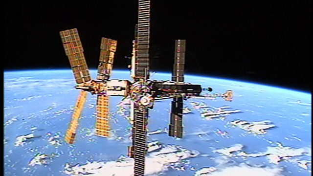 从俄罗斯和平号飞船附近亚特兰蒂斯号窗口的航天器视角/地球背景/ STS-86视频下载