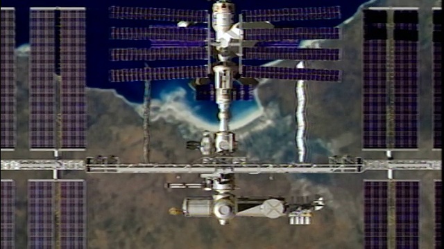 计算机动画头顶国际空间站漂浮在外太空/地球的背景视频素材
