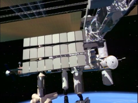 计算机动画环绕着国际空间站在外层空间漂浮在地球上空视频素材