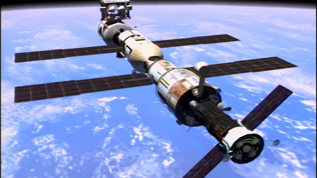 计算机动画高角度国际空间站组件脱离外太空视频素材