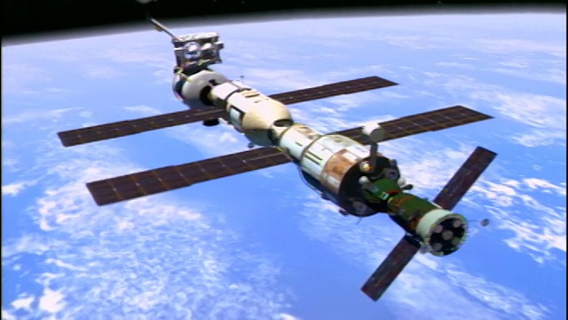计算机动画显示俄罗斯联盟号飞船与国际空间站部件对接视频素材