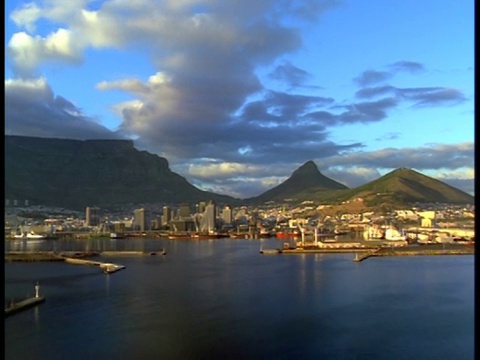 从空中俯瞰港口水域到开普敦，背景是群山/南非视频下载