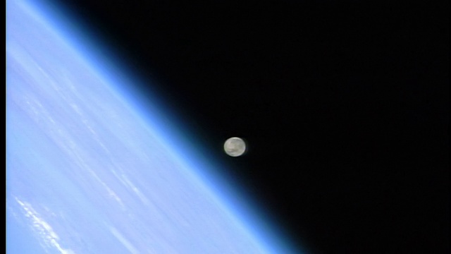 从地球地平线/太平洋上方的太空观察月落视频素材