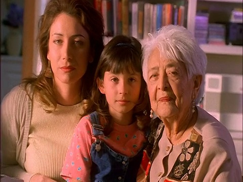 西班牙祖母，母亲和女儿坐在室内看相机视频下载