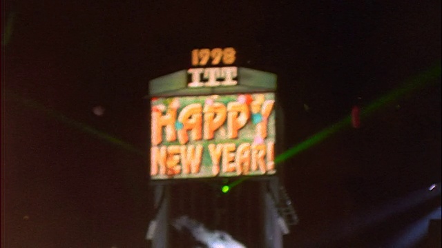 慢镜头:纽约时代广场/新年前夜的新年标语视频下载